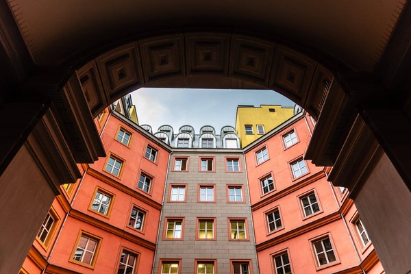 Quels sont les moyens de créer des espaces verts communautaires dans les quartiers densément peuplés ?