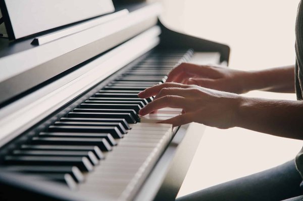 Piano Yamaha : caractéristiques et avantages offerts par l'instrument